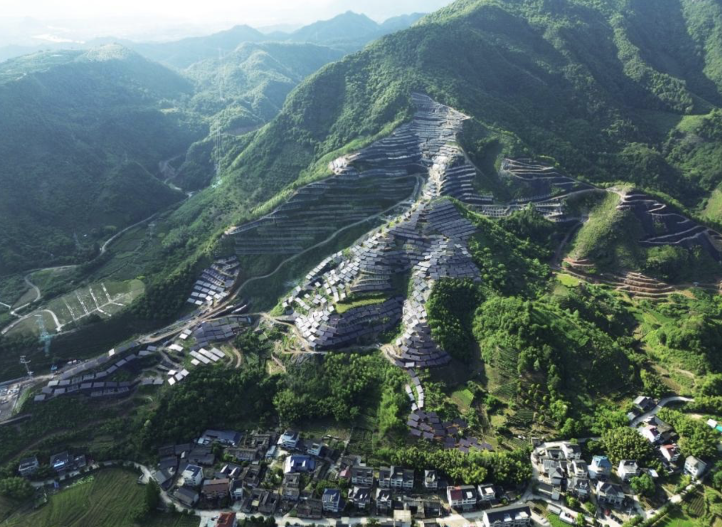 ▲ 位于浙江丽水的农光互补钙钛矿光伏电站