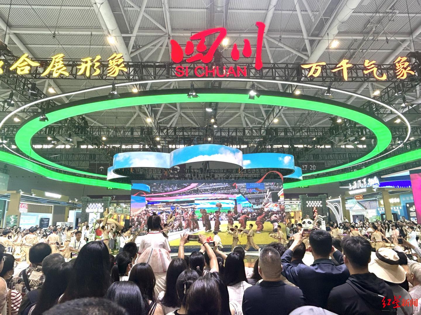 ▲恰逢周末，15号馆因人流量大一度限流