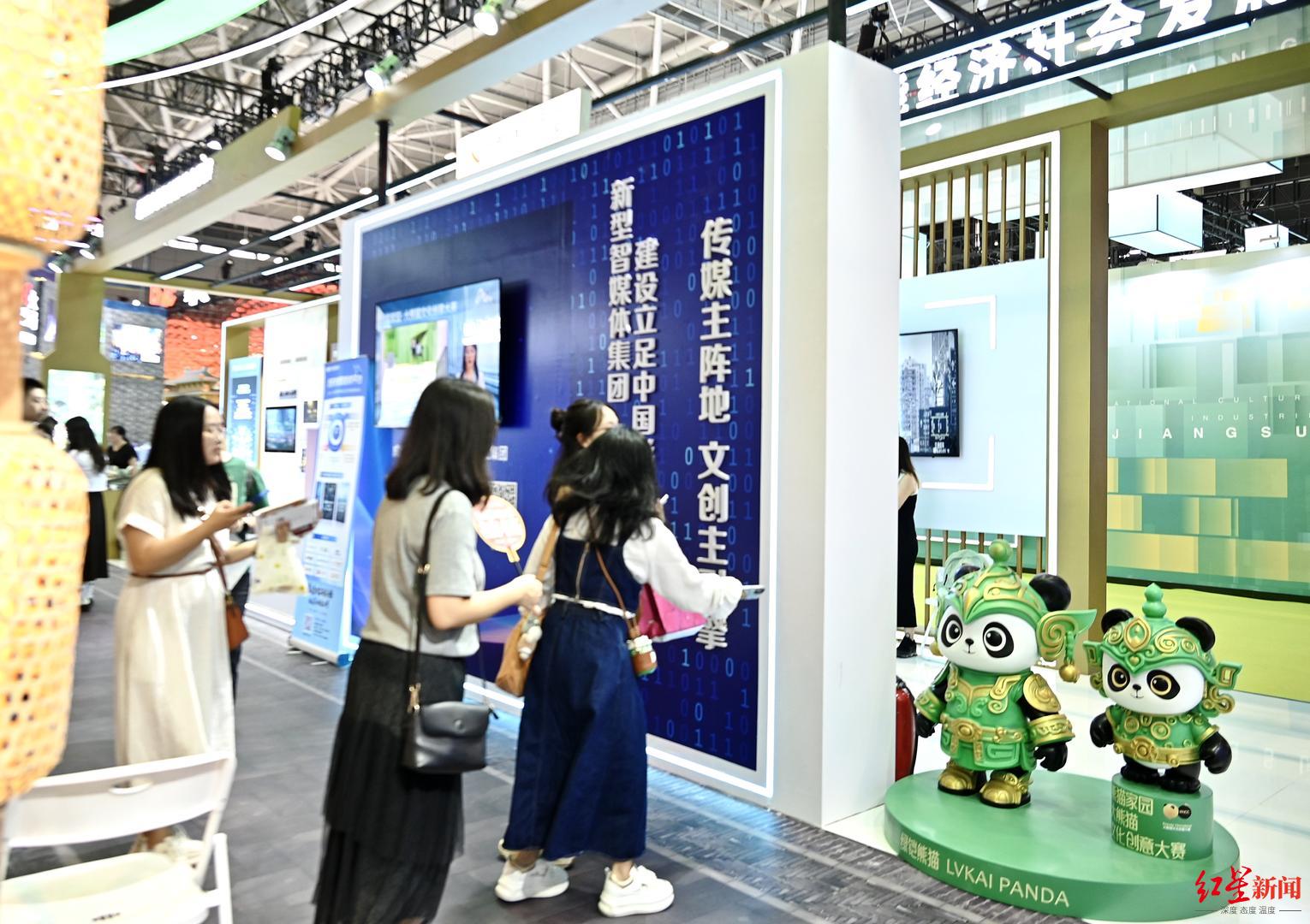 ▲两只首次实物展出的“绿铠熊猫”