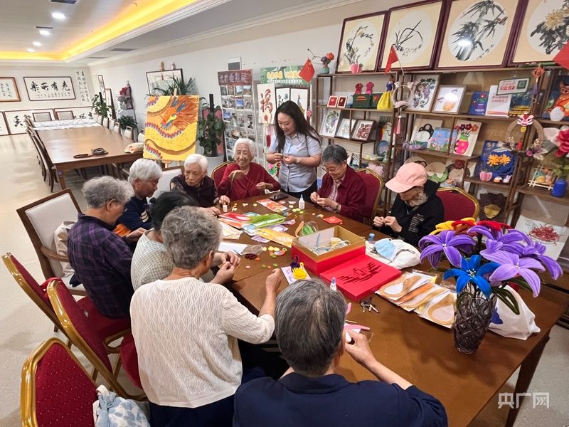 老人们学习制作折纸作品（央广网记者 陈锵 摄）