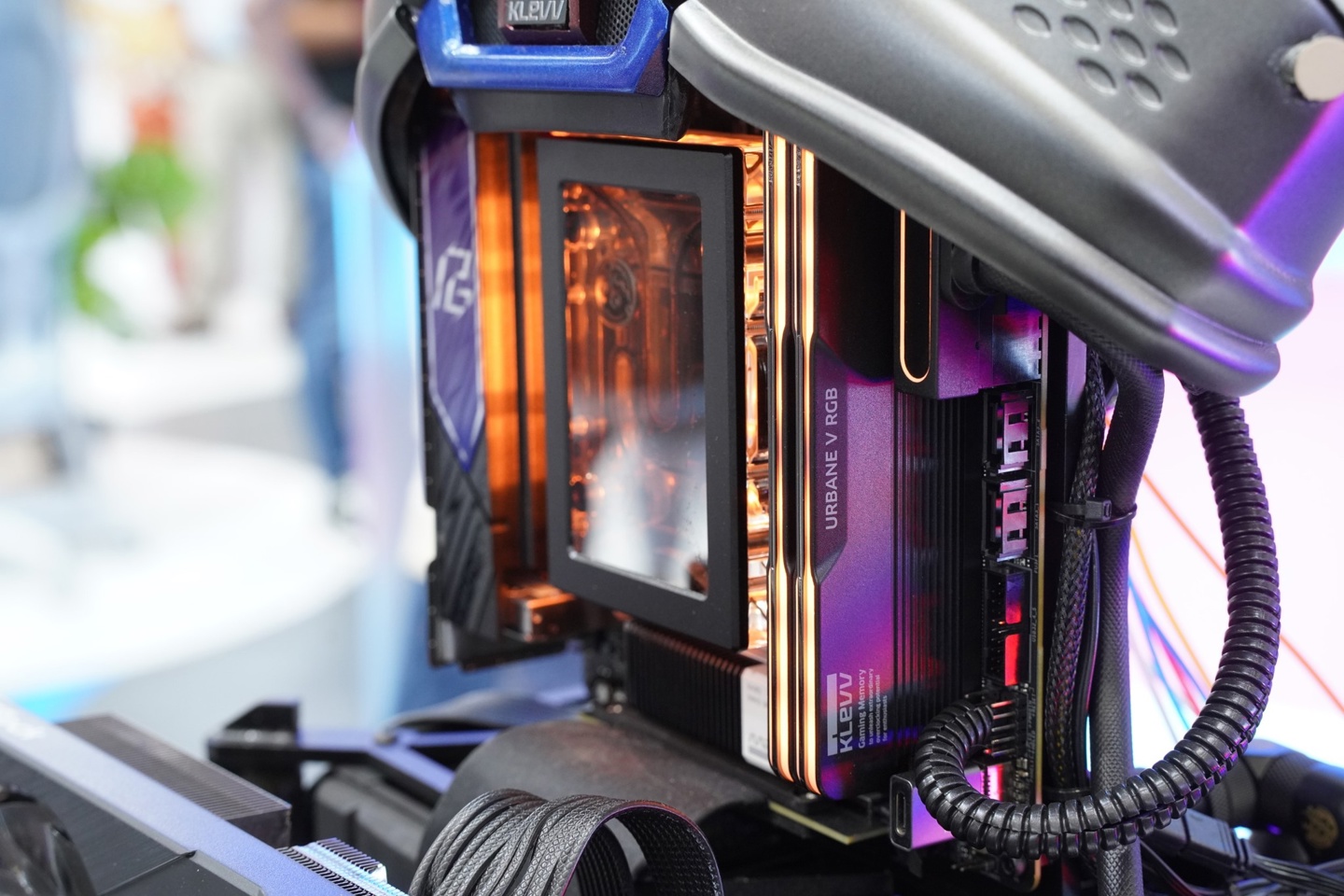 ▲ URBANE V RGB 质感黑