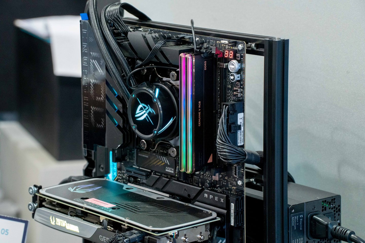 ▲ GENUINE V RGB DDR5 黑铜色