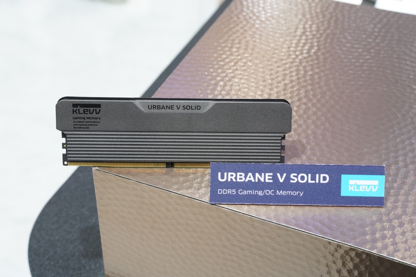 ▲ URBANE V SOLID 石炭灰