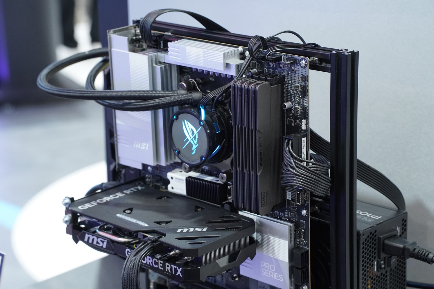 ▲ URBANE V SOLID 石炭灰