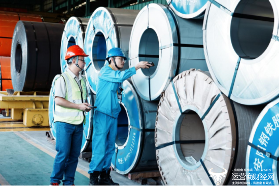 (大明金属工作人员通过PDA终端扫钢卷的二维码，实现相关数据自动入库)