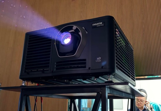 电影放映采用了科视“日初”系列CP2411-RBe放映机（上图）和IMB-S4媒体服务器