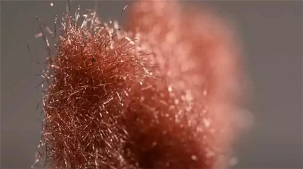 新电池技术的突破：金属天鹅绒电极厚十个时期