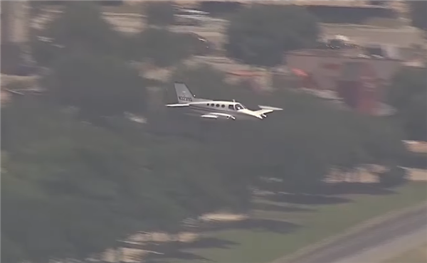 紧急降落在教科书级别！塞斯纳401登陆火车失败