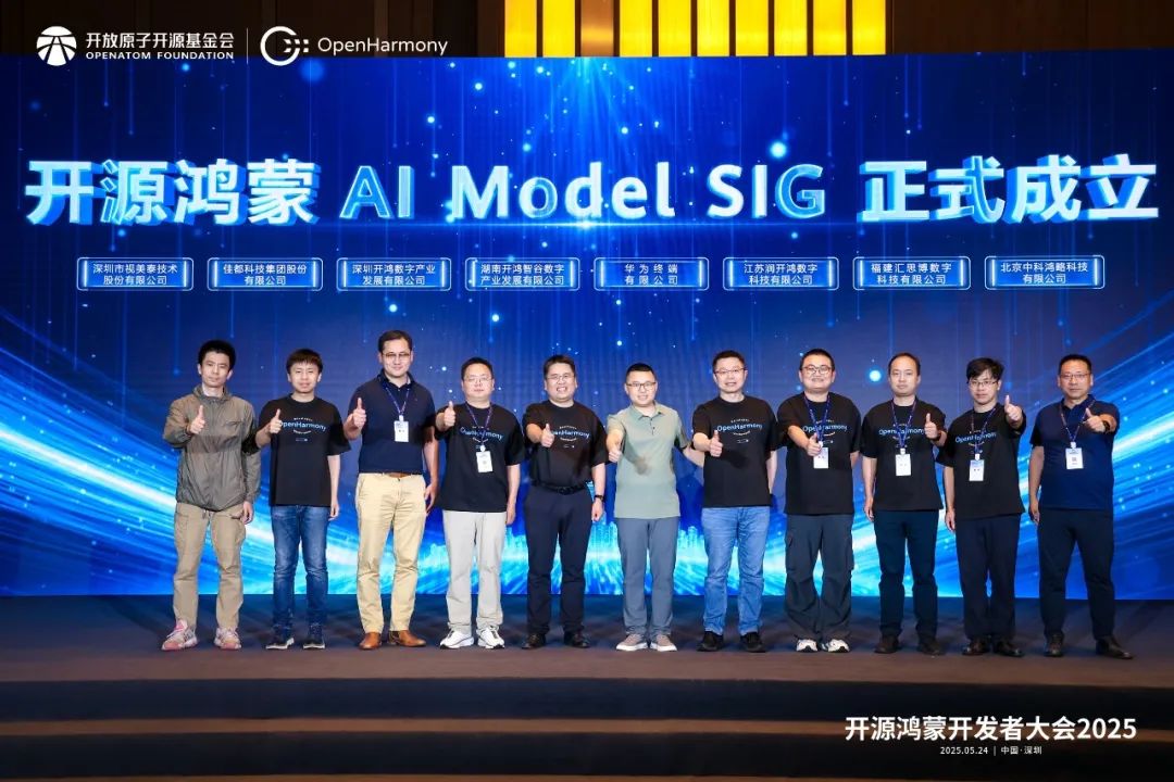 图/拓维信息副总裁、开鸿智谷总裁廖秋林（中间）