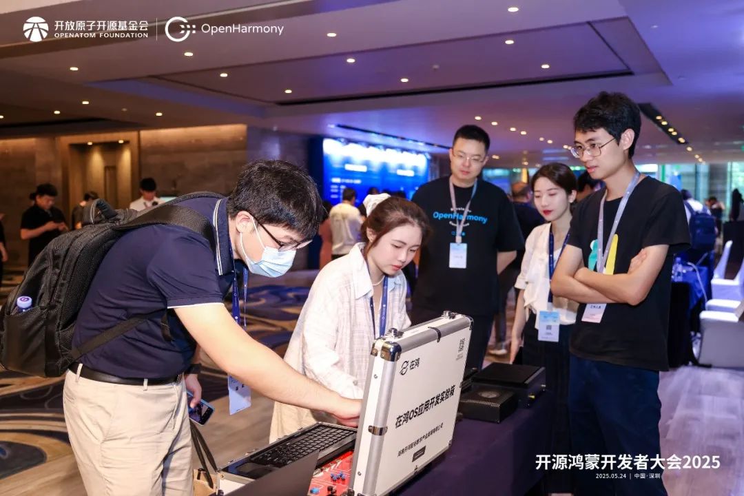 图/“在鸿”创新产品亮相大会展区