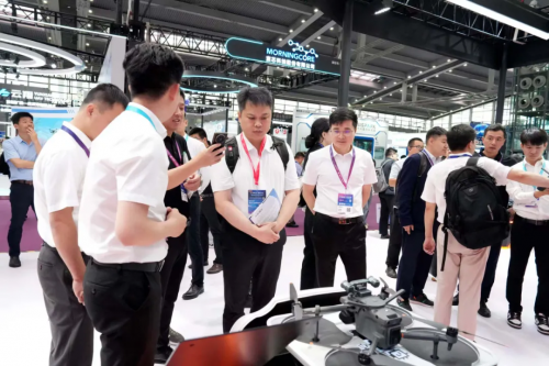 △东湖高新区政务和大数据局局长汪小龙莅临公司展台