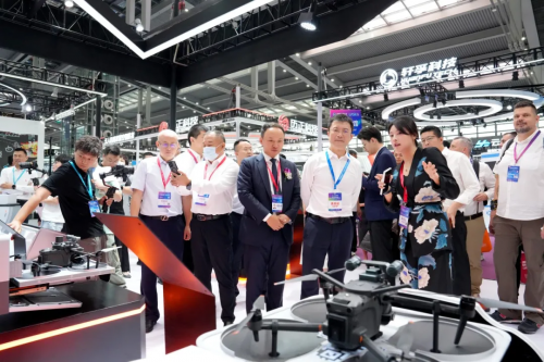 △深圳市政协副主席、福田区委书记黄伟莅临公司展台