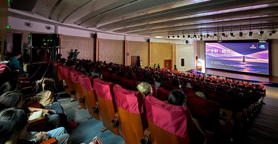 来自华南地区大专学生出席在东莞理工学院举行的“中影·微光”计划电影放映会