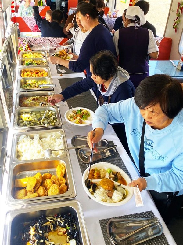 您可以自助餐：每人30元，食物每天不一样