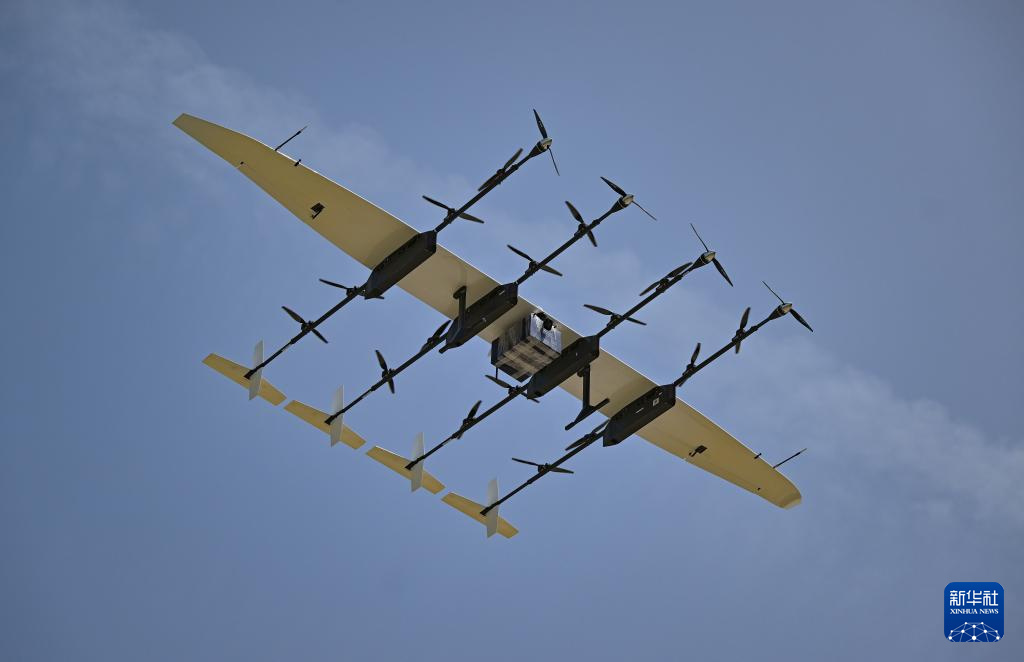一架物流无人机装载货物从海南海口起飞，跨越琼州海峡飞往广东徐闻港。新华社记者 郭程 摄