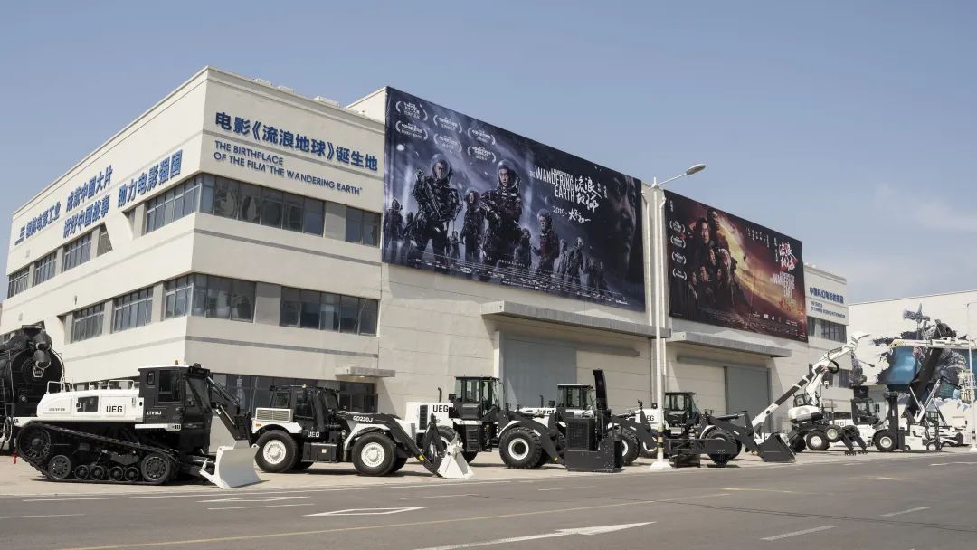 ▲ 中国电影华表奖期间，参与电影《流浪地球 3》的部分徐工设备进行公开展示