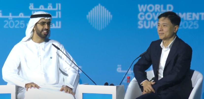 阿联酋人工智能部长和李彦宏，图源：环球网