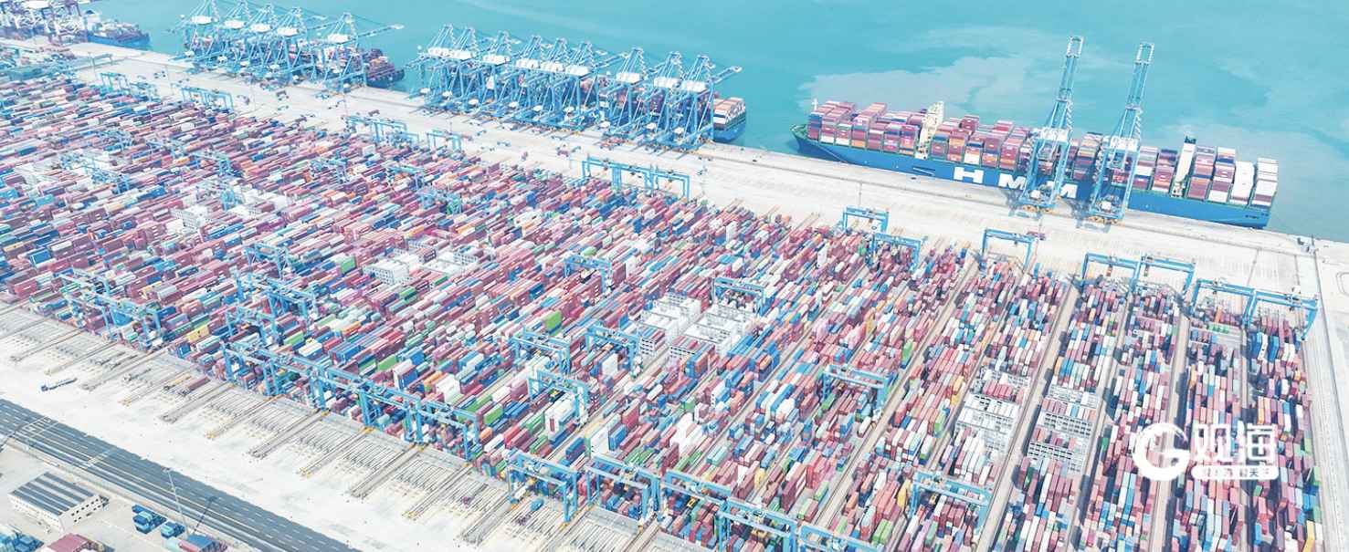 山东港口发力大模型建设，推进人工智能与业务场景深度融合。图为山东港口青岛港自动化码头一派繁忙景象。