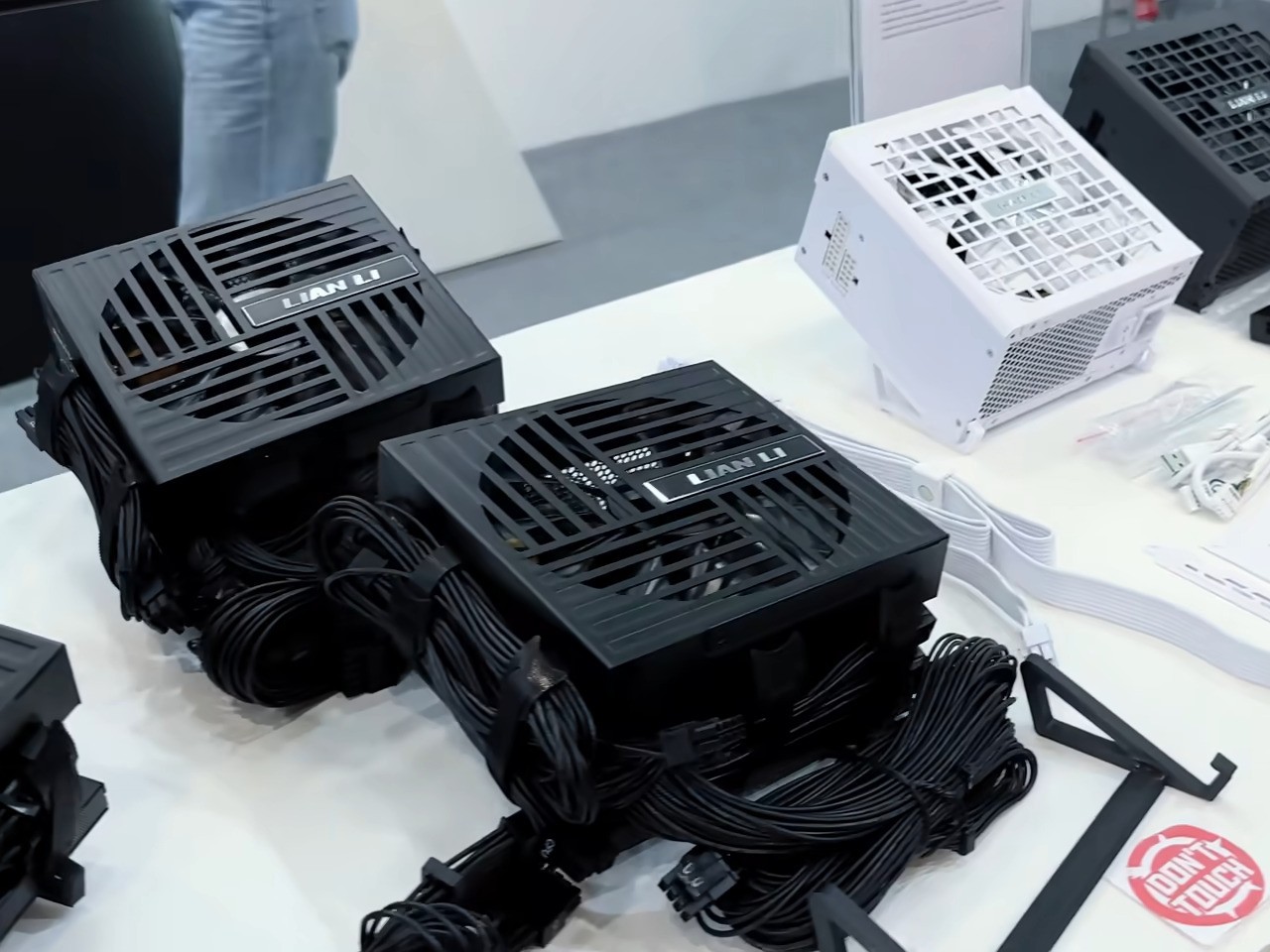 ▲ RD 系列电源（左下方）