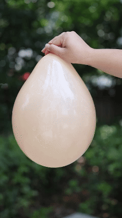 “笔枪”刺破气球。记者 施雄风 摄