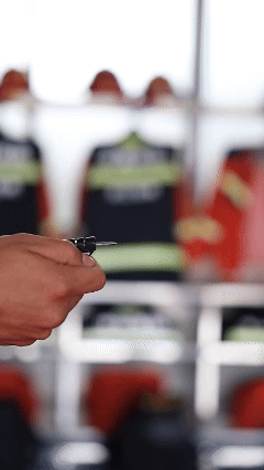 “笔枪”发射瞬间。记者 施雄风 摄