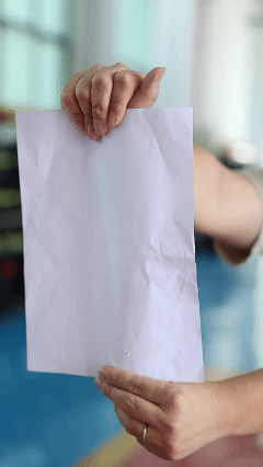 “笔枪”可瞬间穿过白纸。记者 施雄风 摄