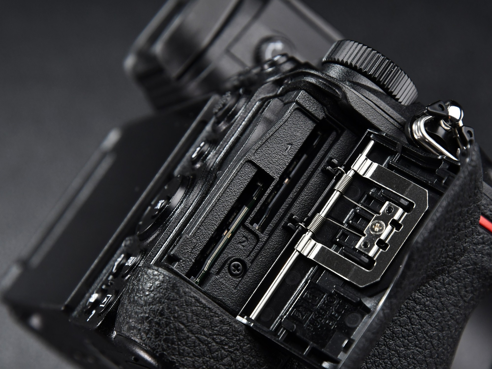 尼康Z5II配备了双UHS-II SD卡槽