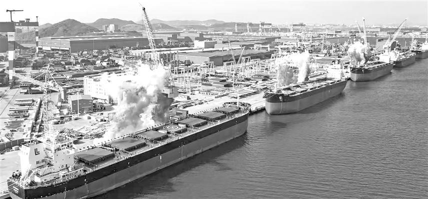 5月7日，恒力集团旗下恒力重工举行三艘8.2万载重吨新造散货船命名仪式。 受访公司/供图