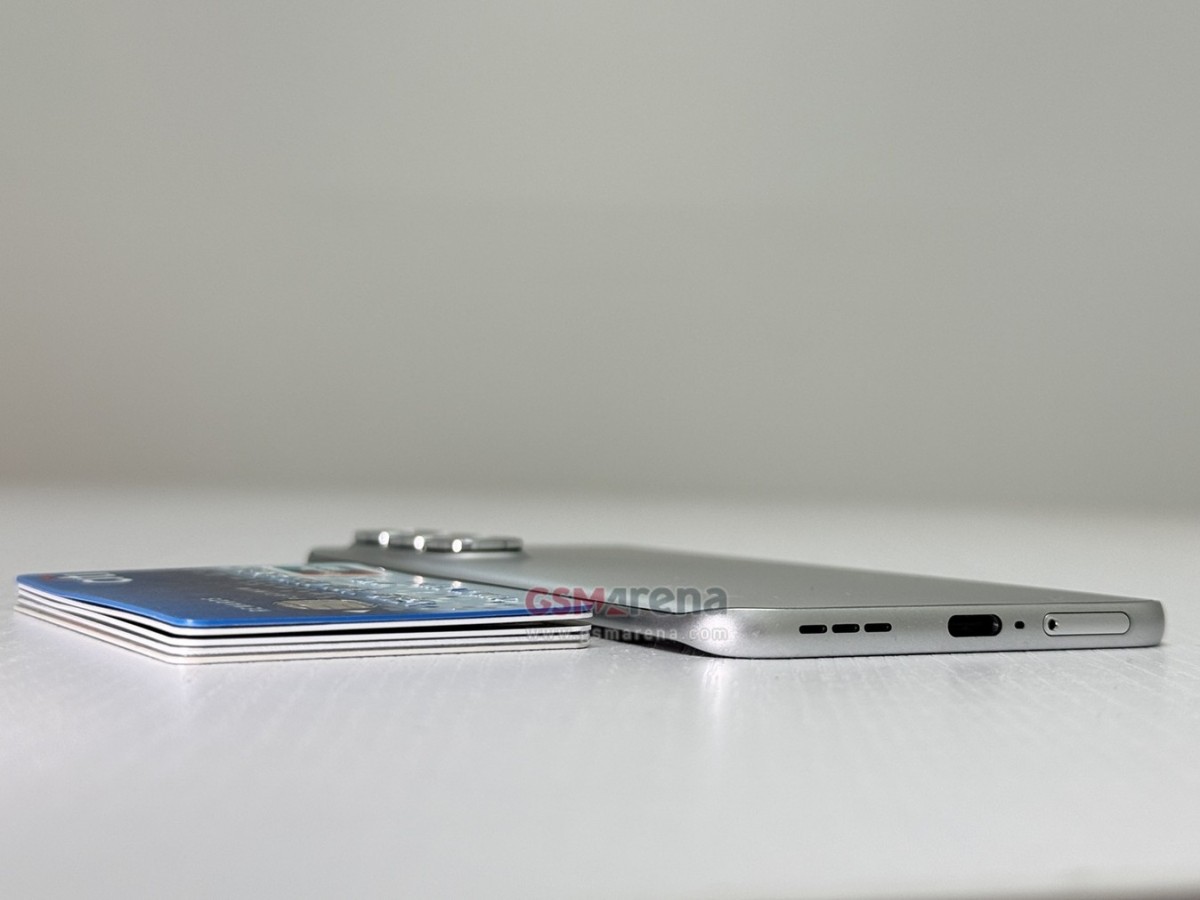 Infinix Hot 60 Pro +手机过渡曝光照片：5.95毫米厚，