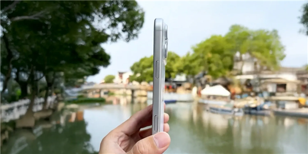 苹果iPhone 17 Pro Max机模上手体验，厚度增加且电池加大