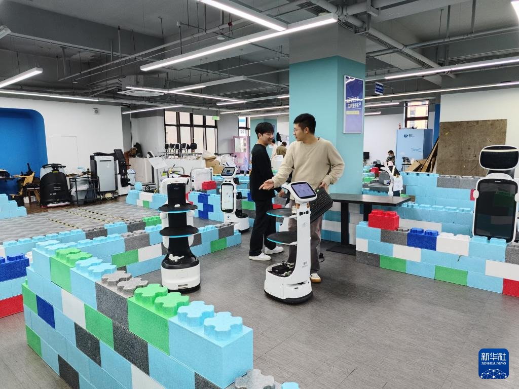 擎朗智能员工在进行机器人测试（2024年11月26日摄）。新华社记者 杨有宗 摄