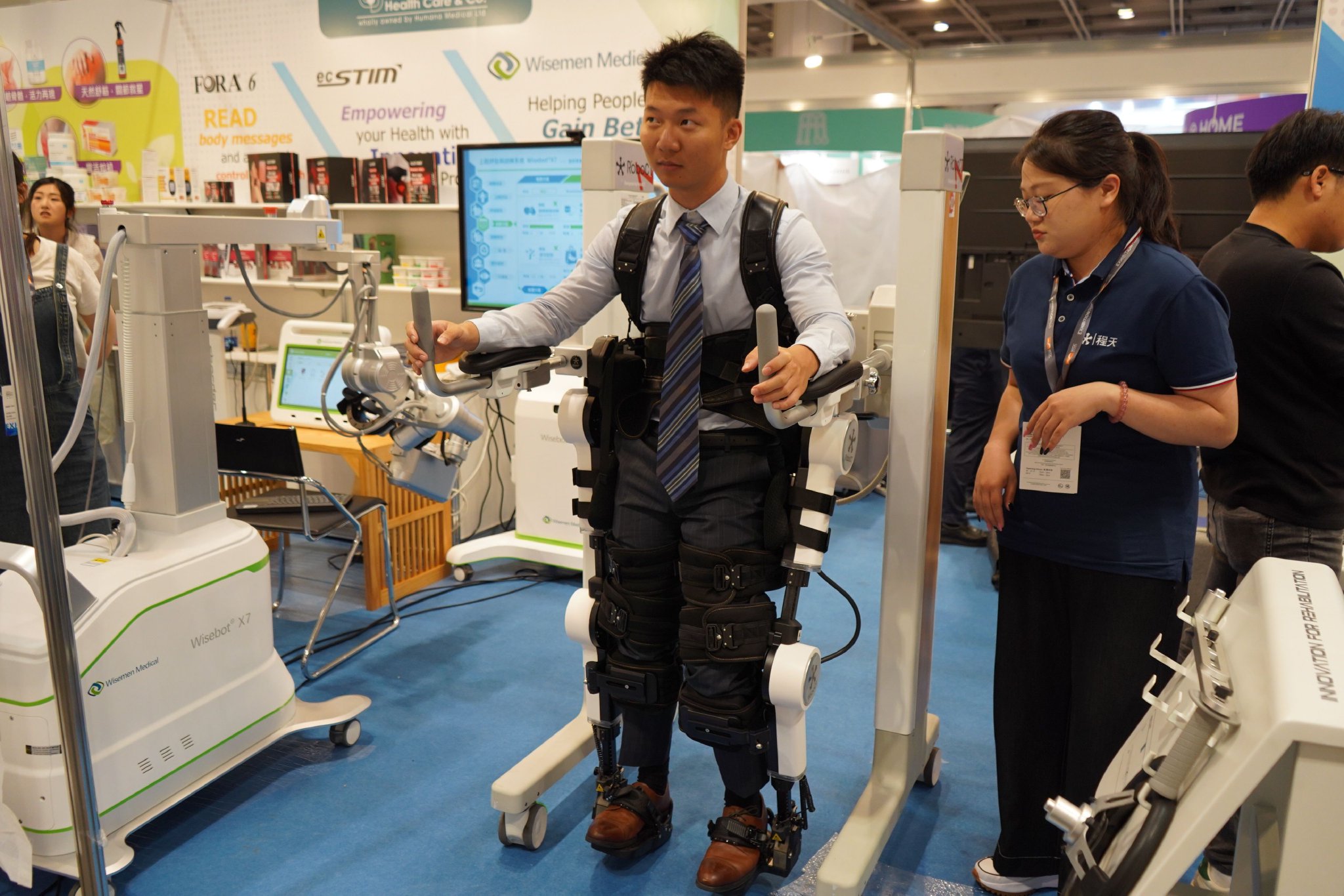在第16届香港国际医疗及保健展上，工作人员穿戴外骨骼机器人进行操作演示（5月26日摄）。新华社发（郭辛摄）