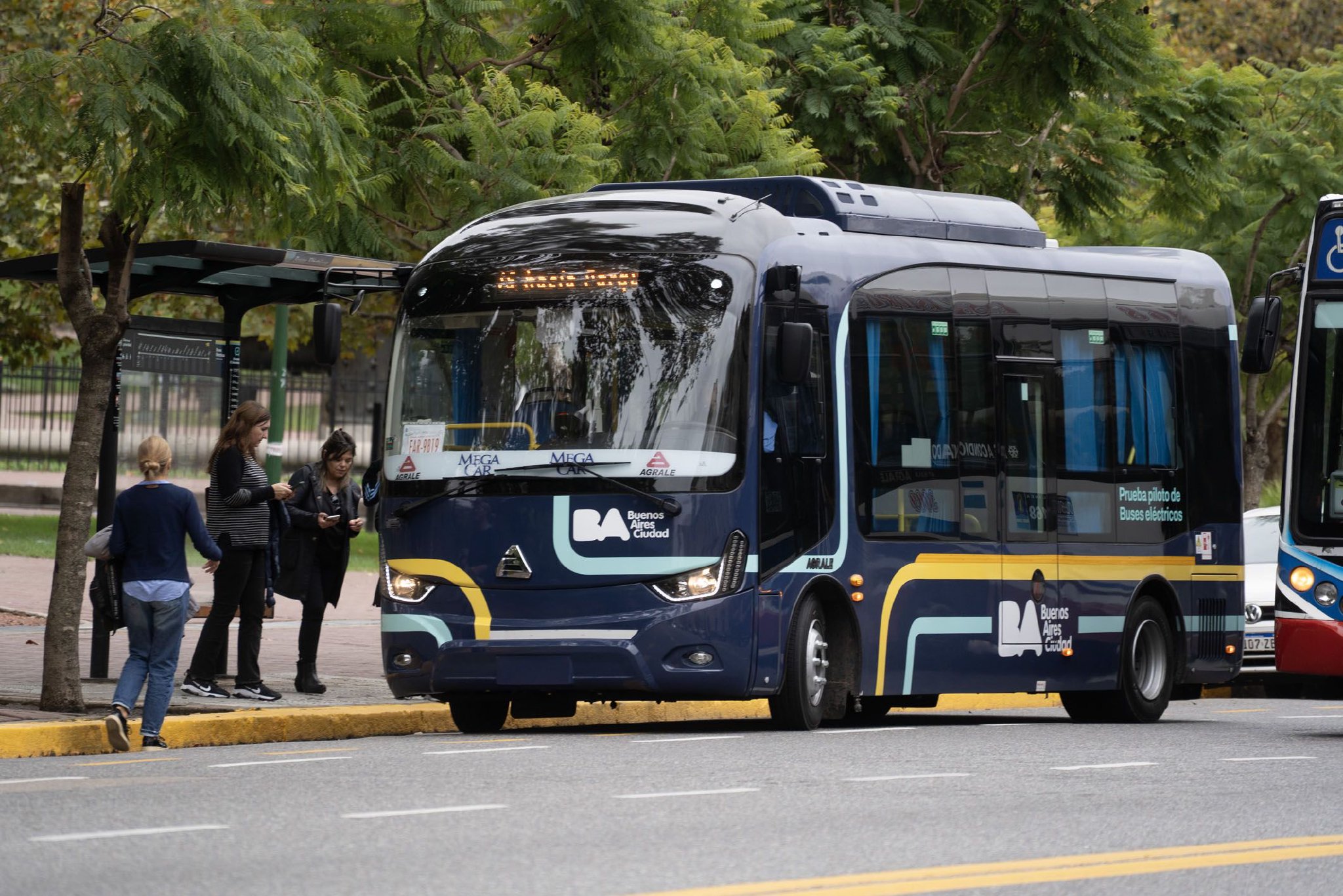 　　由中国生产的纯电动公交车近日在阿根廷首都布宜诺斯艾利斯投入运营。图为乘客在阿根廷布宜诺斯艾利斯街头登上电动公交车。