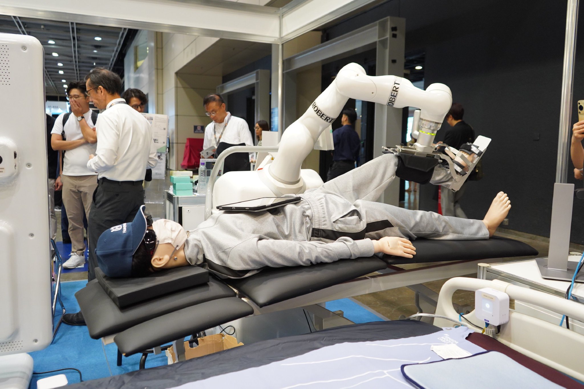 这是第16届香港国际医疗及保健展上的AI康复治疗机器人（5月26日摄）。新华社发（郭辛摄）