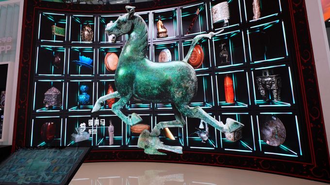▲文博会现场裸眼3D展示图