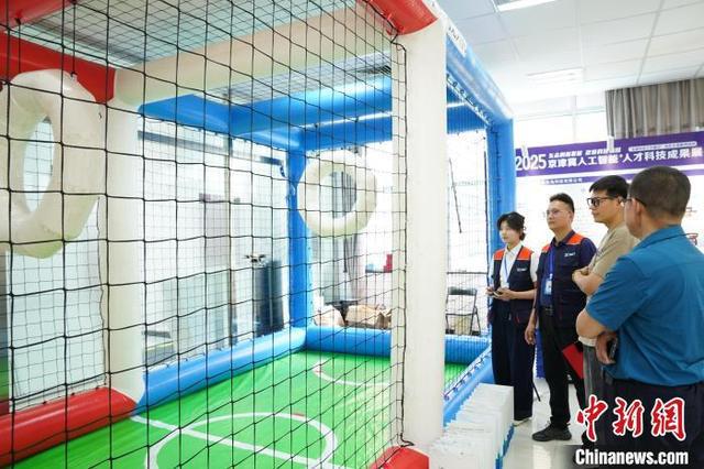 图为参展商向参观者展示无人机穿越。王继军 摄