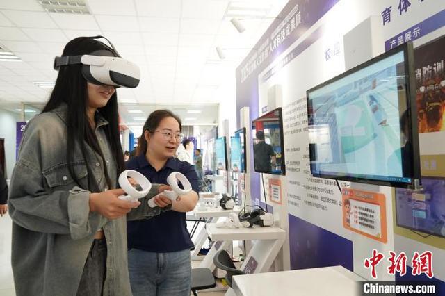 图为参观者体验新一代VR产品。王继军 摄