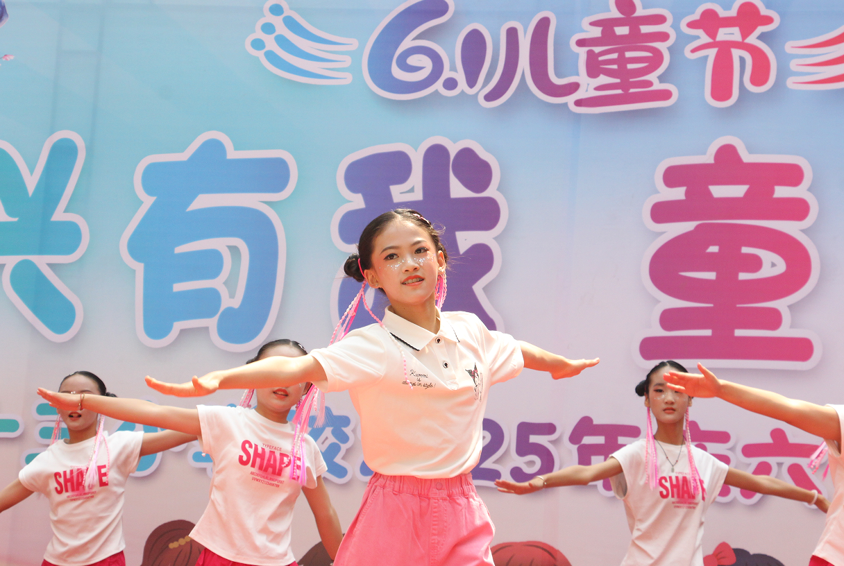 南阳市第三十三小学举办2025 年庆 "六一" 暨六年级毕业典礼活动 童心