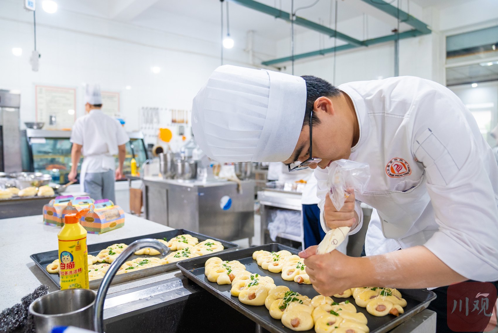 烘焙室内,学生正在制作面包