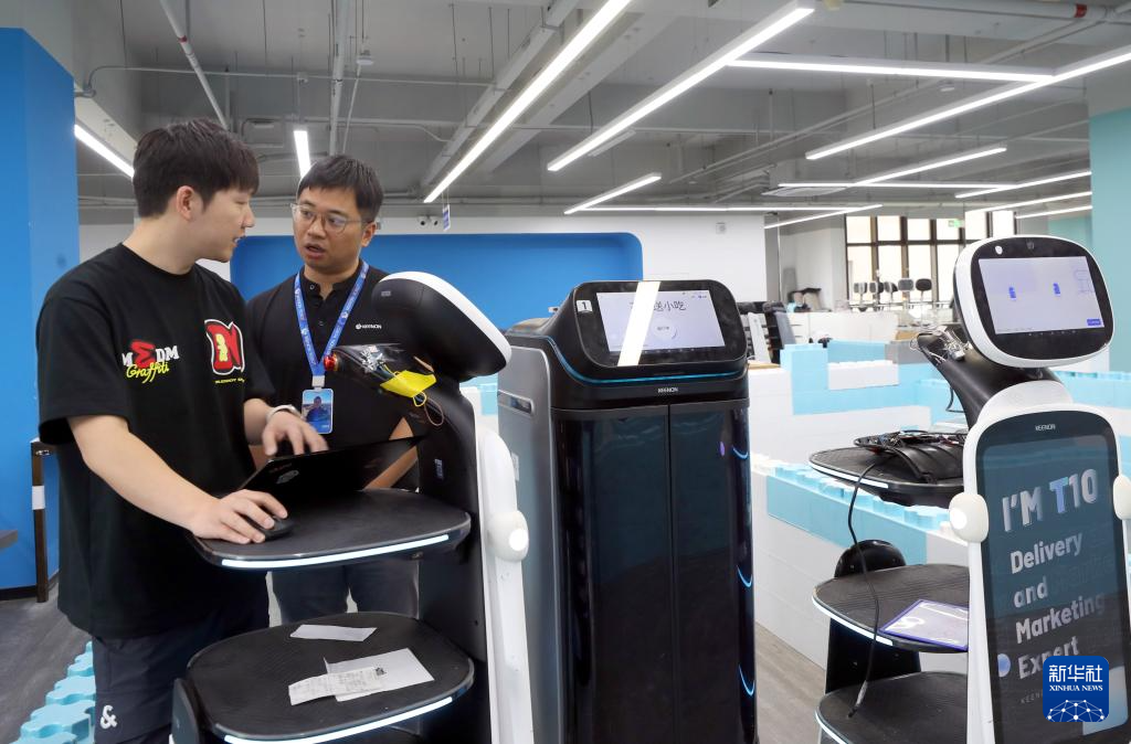 擎朗智能员工在交流机器人运行测试中出现的各类问题（2024年5月30日摄）。新华社记者 方喆 摄