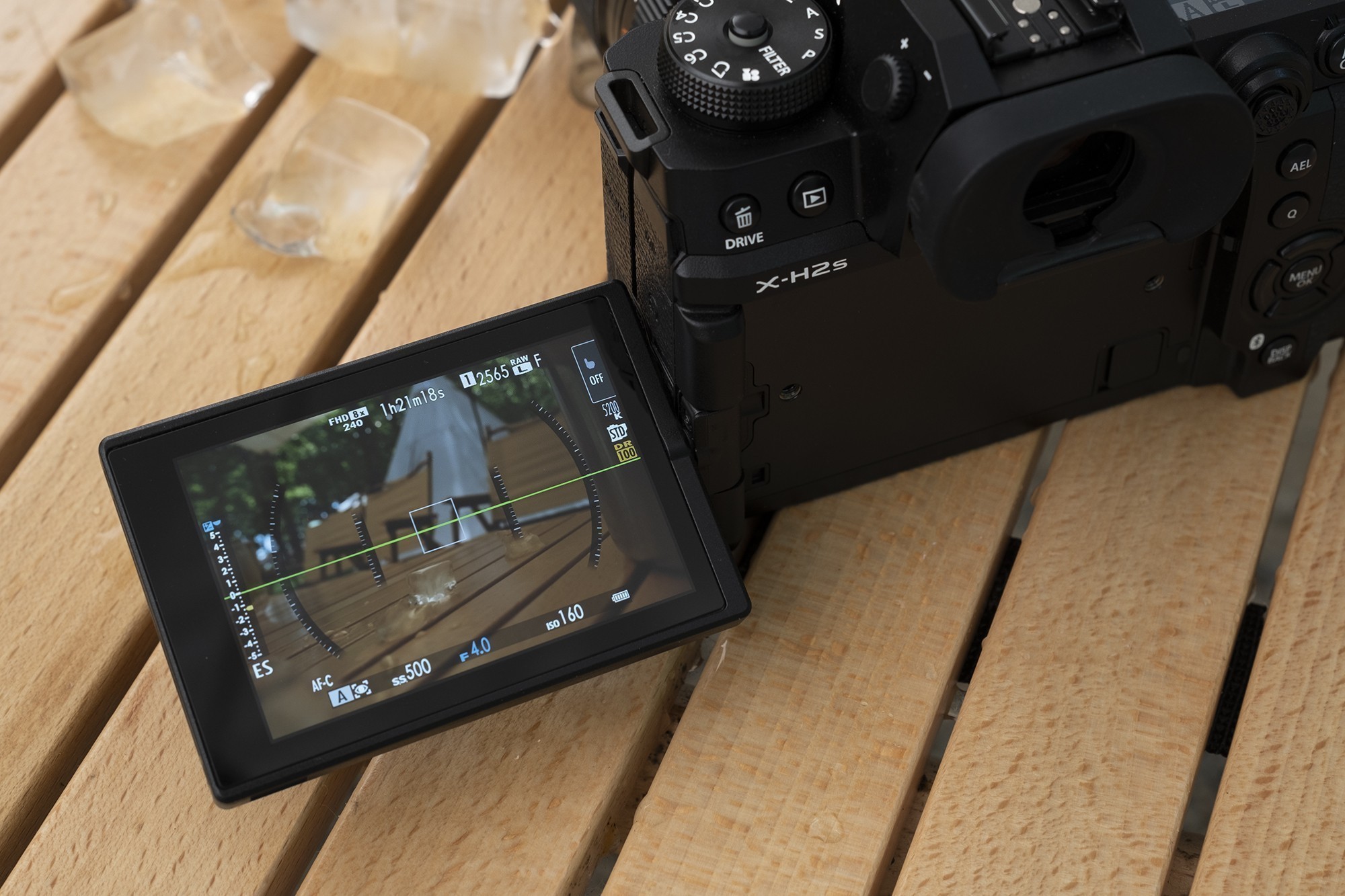 3英寸侧翻触控屏幕可在刁钻角度拍摄时更加方便