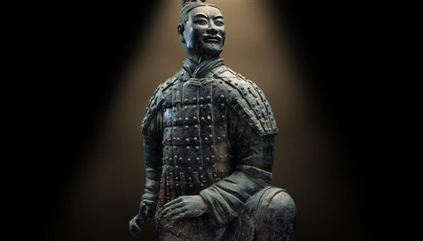 该男子摔倒在陶师勇士坑中:砸碎的陶师战士