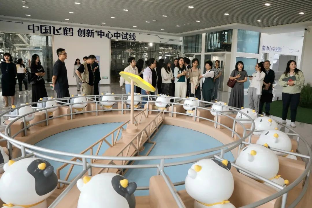 记者团走进飞鹤乳业。王欣摄