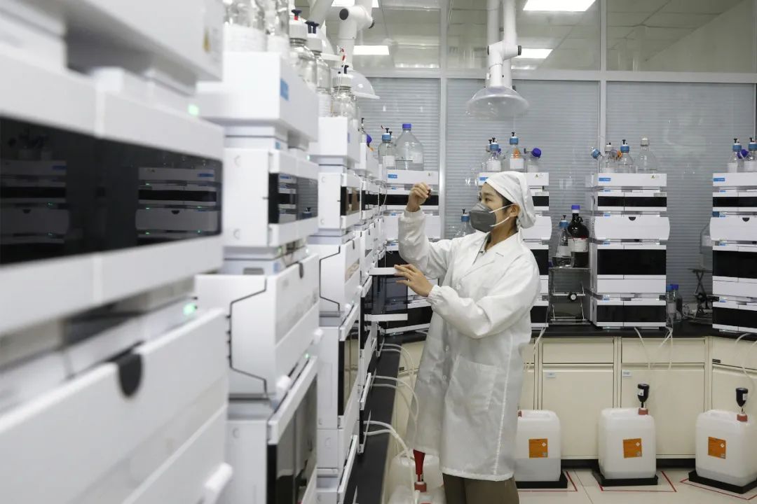 在沈阳兴齐眼药股份有限公司，工作人员在精密仪器实验室做药品质量分析。王欣摄