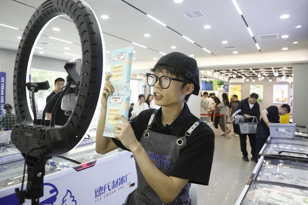 沈阳德氏冷饮食品有限公司的品牌门店内，工作人员正在介绍文创冰激凌系列产品。王欣摄