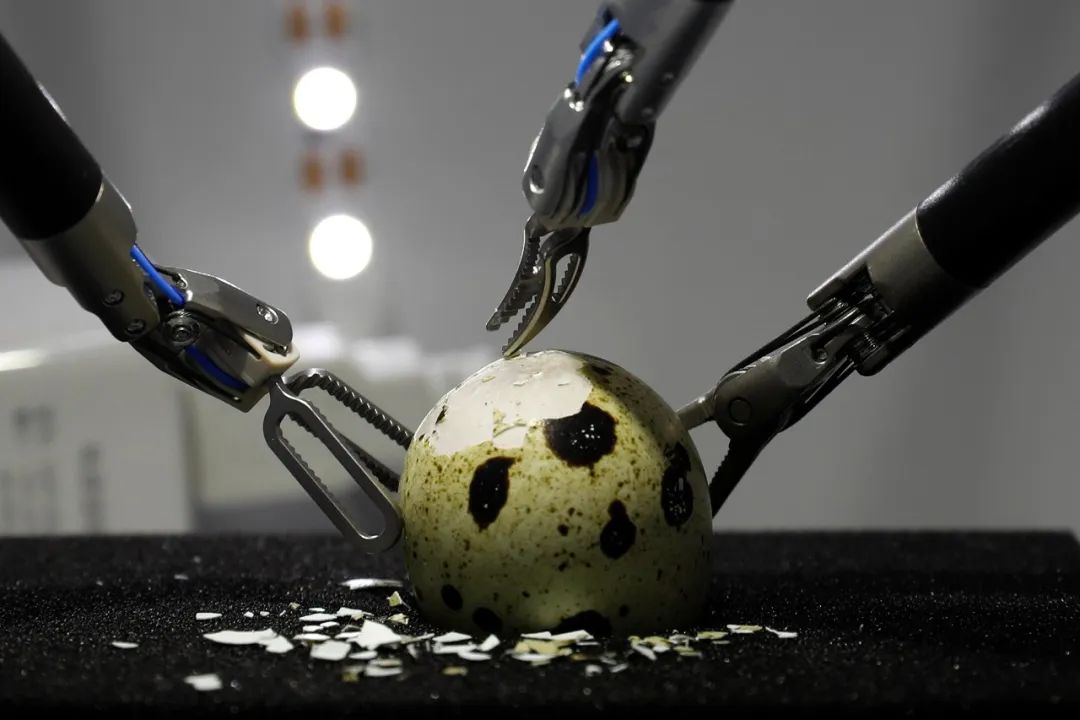 工作人员通过操作腹腔内窥镜手术系统演示剥蛋壳。王欣摄