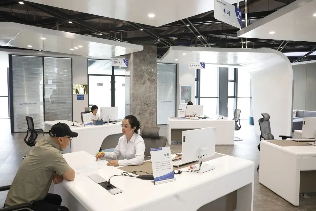 沈阳市知识产权服务业集聚区设置了专利、商标（版权）、评估质押等“一站式”服务体系。王欣摄