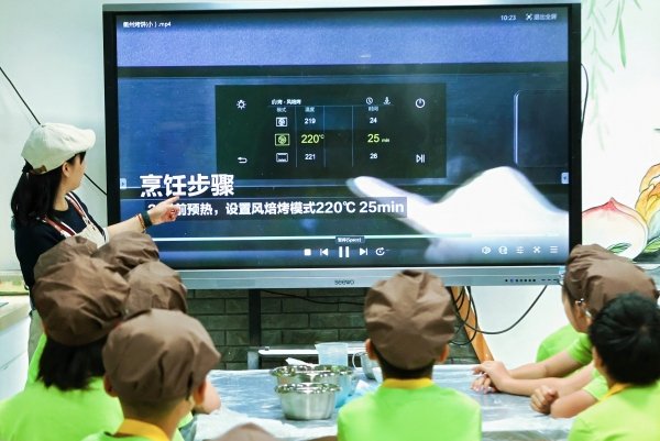 学生在食育课堂学习烹饪