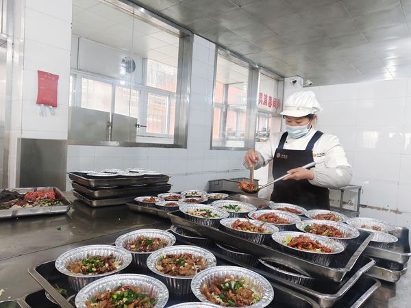 郧阳中学食堂丰盛的午餐