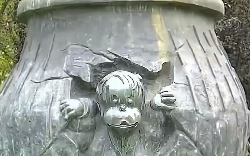 ▲昆山一公园内的“司马光砸缸”主题雕塑引发争议。图/社交平台视频截图